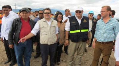 El mandatario Juan Orlando Hernández en una visita al tramo en construcción.