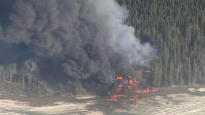 Vista del avión incendiado.