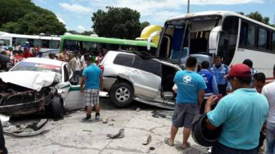 El impacto fue frontal entre el bus y la camioneta en la que viajaba la familia.