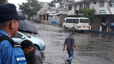 Un hombre camina en la escena del crimen en donde un obrero del transporte fue asesinado a tiros por sujetos desconocidos.