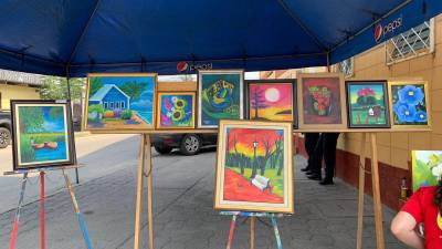 Una variedad de cuadros pictóricos se expusieron frente a las instalaciones de la institución en la populosa Colonia Satélite.