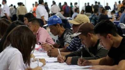 Hondureños aplicando a un trabajo en feria de empleo | Fotografía de archivo