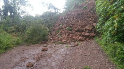 El deslizamiento de tierra cerró la vía de comunicación.