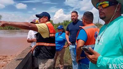 <b><span class=mln_uppercase_mln>protección.</span></b> Autoridades de Copeco y otras entidades supervisaron ayer el río Tocoa.