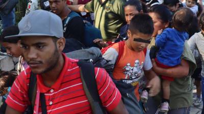 Migrantes hacen fila para regularizar su situación migratoria hoy en la ciudad de Tapachula en el estado de Chiapas (México).