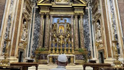 El papa Francisco estuvo este domingo en la basílica de Santa María la Mayor de Roma, donde rezó ante el icono de la Virgen María un día antes de su partida mañana lunes en el que será el viaje más largo de su pontificado.