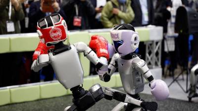 Dos robots dando una demostración de lucha durante la feria de robots en Tokio, Japón.