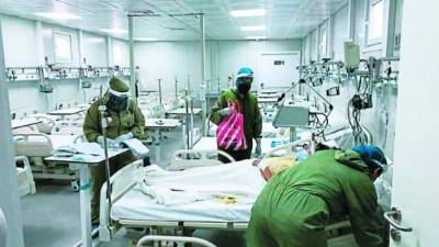 Foto del hospital cuando estaban trasladando a los pacientes al hospital móvil.
