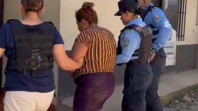 Agentes de la Policía custodian a Georgina Gálvez tras ser capturada.