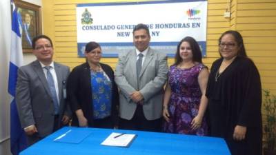Las autoridades de la Cancillería hondureña en Nueva York con miembros del centro asistencial.