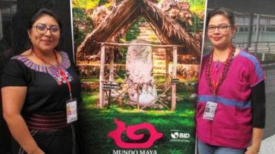 Dos integrantes de la Organización Mundo Maya durante la Feria Internacional de Turismo, Fitur 2019, en la que se propone el turismo comunitario, una modalidad que ofrece al viajero un conocimiento más cercano y profundo de las culturas autóctonas y que se ha convertido en clave para el empoderamiento de las mujeres en el mundo maya.