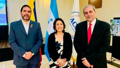 <b><span class=mln_uppercase_mln>Sergio Guevara (cónsul de Ecuador), Doris Melo Jácome (embajadora de Ecuador en Honduras) y Karim Qubain (presidente de ACCS).</span></b>