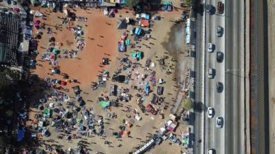 Vista aérea que muestra a migrantes centroamericanos, en un albergue habilitado en la Unidad Deportiva Benito Juárez, en Tijuana. EFE