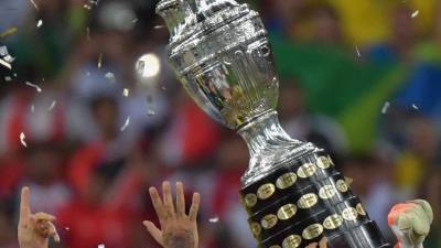 Gracias a Michelob Ultra y Walmart, los consumidores podrán llevarse hoy a casa una fotografía única junto a la Copa América, el trofeo más antiguo del deporte más famoso del mundo.