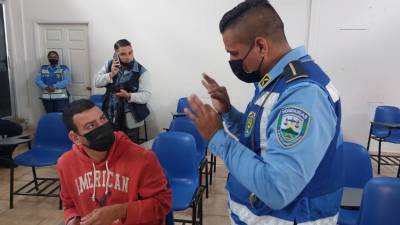 Un agente de policía que estudió lenguaje de señas facilitó la apertura del proceso.
