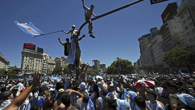 Algunos aficionados argentinos se subieron a los semáforos de las calles de Buenos Aires.
