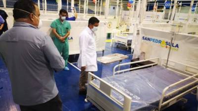 Roberto Cosenza y Armando Calidonio supervisan la unidad de aislamiento del Gimnasio Municipal.