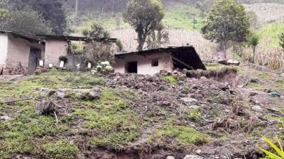 Viviendas en comunidades aledañas a donde murieron soterradas las familias tienen daños considerables y amenazan la vida de los habitantes.