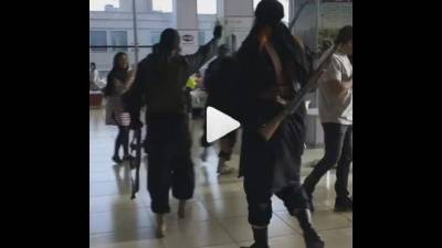 Las personas presentes al ver de que se trataba se aglomeraron a tomar vídeos y fotografías.