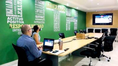 Autoridades de la UTH en la primera reunión con representantes de las otras universidades.