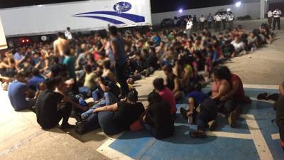 Traficantes de personas abandonaron a cientos de migrantes en un tráiler en Veracruz.