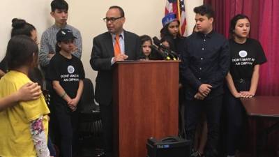 El congresista demócrata por Illinois Luis Gutiérrez habla durante una rueda de prensa con un grupo de niños provenientes de los estados de Illinois. EFE