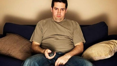 Una persona que no hace actividad física diaria y consumo muchas calorías puede llegar a aumentar de peso y sufrir varias enfermedades crónicas.