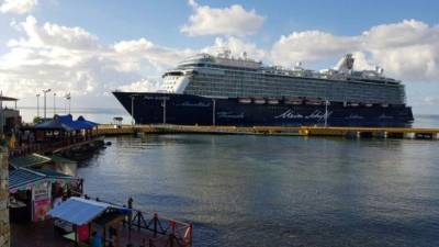 Un crucero llega al muelle turístico en Roatán, Islas de la Bahía.