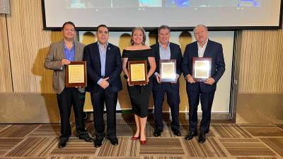 Los ex presidentes y representantes posaron con sus placas de reconocimiento.