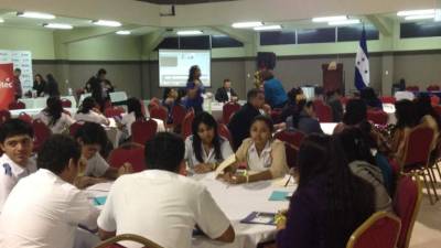 Las mesas con los jóvenes que buscan ser emprendedores.