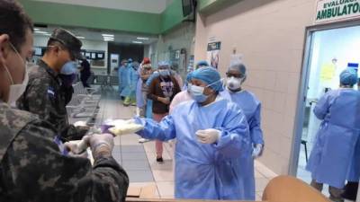 Efectivos de las Fuerzas Fuerzas Armadas de Honduras realizan la distribución.