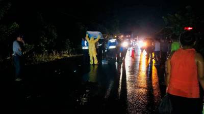 Bajo un aguacero, miembros de Medicina Forense hicieron el levantamiento de los cuerpos en la carretera CA-13.