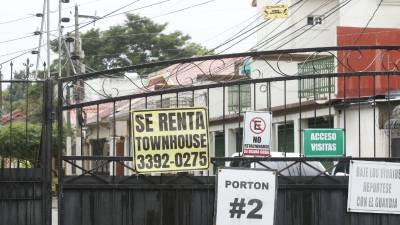 En Honduras existe un importante déficit de viviendas y locales comerciales para alquiler. Los pocos disponibles tienen precios “por las nubes” y se cobran en dólares, pese a que la moneda oficial es el lempira. Hasta ahora, el Congreso Nacional no ha logrado regular esta situación mediante una ley.