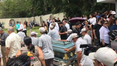 Momento del entierro en el cementerio Jardines del Recuerdo en San Pedro Sula.