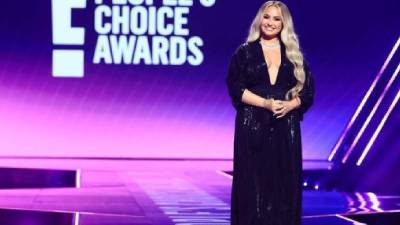 Imagen de la cantante Demi Lovato en los People’s Choice Award’s 2020 Foto cortesía: E! Entertaiment.