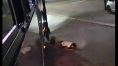 Imagen del video cuando cae el pasajero al pavimento.