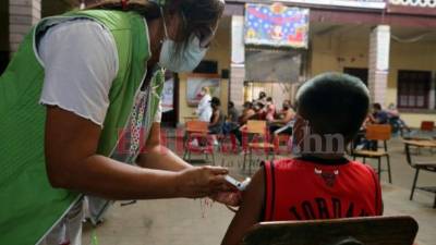 De momento solo los menores de 11 años están siendo inmunizados, por lo que es pronto para hablar del retorno a clases la próxima semana. Fotos: David Romero/EL HERALDO.
