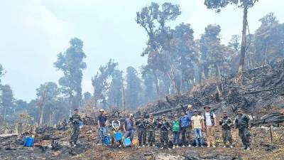Brigadistas del ICF, la 120 Brigada de Infantería, la Fuerza de Tarea Maya-Chortí, la Municipalidad y comunidad de San Antonio, Copán, luchan por combatir los incendios en Cerro Azul.