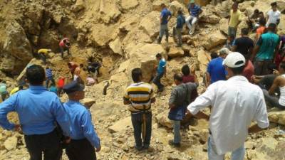 Un grupo de personas de la comunidad y autoridades hondureñas buscar rescatar con vida a los mineros que quedaron atrapados tras el derrumbe del pasado martes en el Corpus, Choluteca.