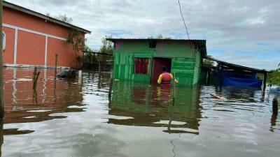 Varios sectores de Puerto Cortés continúan inundados, por lo que las autoridades de los Bomberos y del Comité de Emergencia Municipal (Codem) piden a los pobladores que evacuen y acepten ser llevados a los albergues.