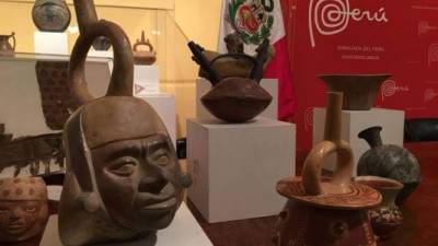 Fotografía cedida de parte de los 404 artilugios culturales que Estados Unidos repatrió, hoy jueves 12 de enero de 2017, a Perú recuperados en una operación para combatir el comercio ilegal de antigüedades. EFE/ICE