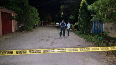 El hombre asesinado fue identificado como Jonathan Laínez, de 23 años, mientras que la joven fue reconocida únicamente como Katherine.