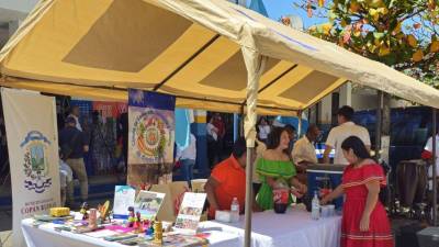 Los viajeros que ingresaron al país fueron recibidos con marimba, souvenirs y material informativo.