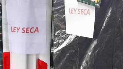 Negicios cuentas con rótulos visibles que informan sobre la Ley Seca en San Pedro Sula.