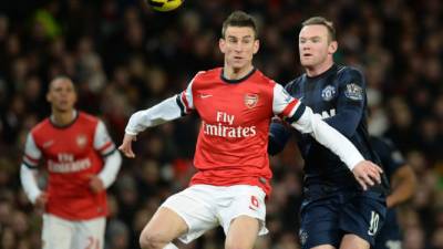 El jugador del Man.United, Wayne Rooney, presiona a Laurent Koscielny del Arsenal.