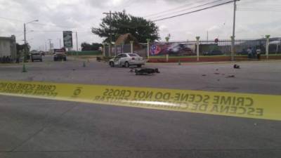 Un hombre perdió la vida luego de que la motocicleta en la que se conducía chocara contra un automóvil. El hecho ocurrió este sábado a eso de las 9:30 am, en la 15 calle, 22 avenida de la colonia San Roberto de Sula, frente a la entrada de la residencial Costa Verde, en San Pedro Sula. La víctima aún no ha sido identificada.
