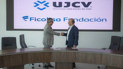 Juan Carlos Atala, presidente de la Fundación Ficohsa junto a Julio Raudales, rector de la Universidad formalizaron la alianza.