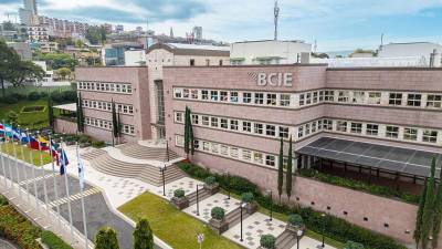 La agencia calificadora Japan Credit Rating Agency elevó la calificación crediticia del Banco Centroamericano de Integración Económica a “AA+” con perspectiva estable, reflejando la solidez de sus avances institucionales y financieros.