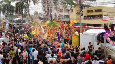 Miles de sampedranos y visitantes acudieron al desfile de carrozas y al gran carna val en 2015 en la avenida Circunvalación. Este año, el carnaval será en el estadio Morazán.