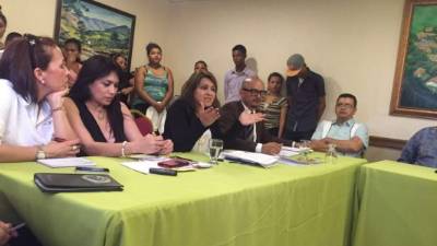Marlene Alvarenga junto a otros miembros del PAC esta tarde en San Pedro Sula.